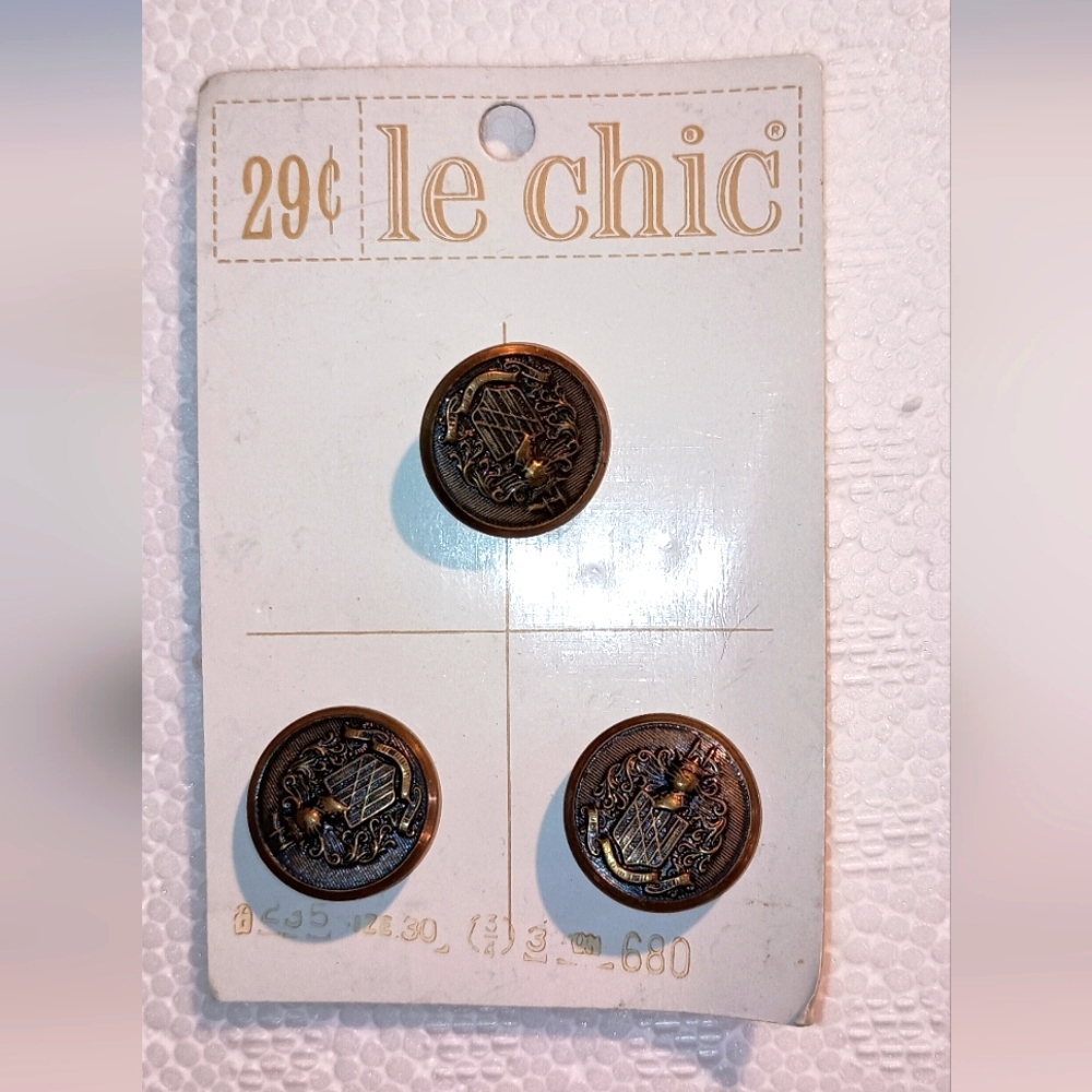 Vintage 1966 le chic buttons.